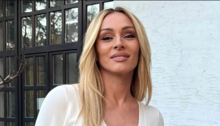 ANABELA ATIJAS SE UTEGLA I POKAZALA ČIME RASPOLAŽE! Pevačica puca u 50. godini, a u rukama nosi bogatstvo (FOTO)