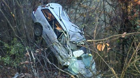 SLETELI SU U PROVALIJU DUBOKU OKO 50 METARA! Jeziva nesreća na putu Prijepolje – Pljevlja