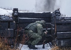 RANJENI RUS SPASAO IKONU IZ PORUŠENE ZGRADE Izneo je na grudima tokom granatiranja Soledara (VIDEO)