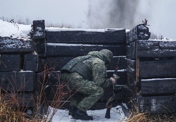 RANJENI RUS SPASAO IKONU IZ PORUŠENE ZGRADE Izneo je na grudima tokom granatiranja Soledara (VIDEO)