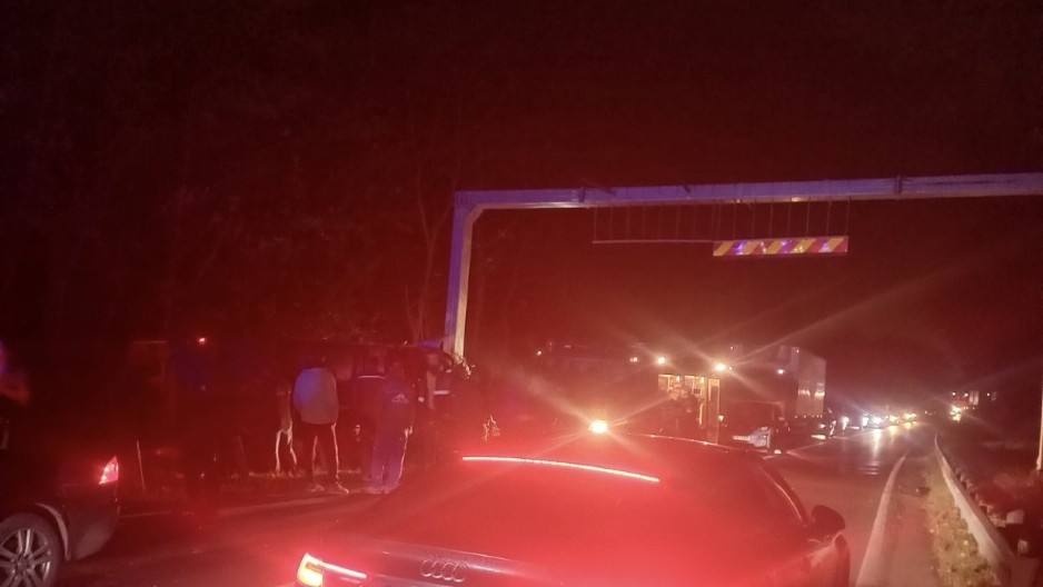 IMA POVREĐENIH U TEŠKOM UDESU KOD ČAČKA  Kamion sleteo s puta, pokupio dva auta i razvalio zaštitnu ogradu!