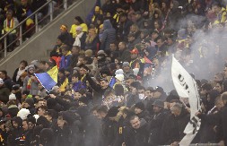 NEZAPAMĆEN HAOS POSLE MEČA RUMUNIJE I TZV. KOSOVA Delegacija lažne države nasrnula na novinare! Poslali preteće poruke: Gotovo je sa vama! (VIDEO)