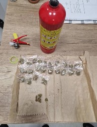 NIŠLIJA PAO NA DELU DOK JE PRODAVAO DROGU Evo šta je policija sve zatekla u njegovom stanu