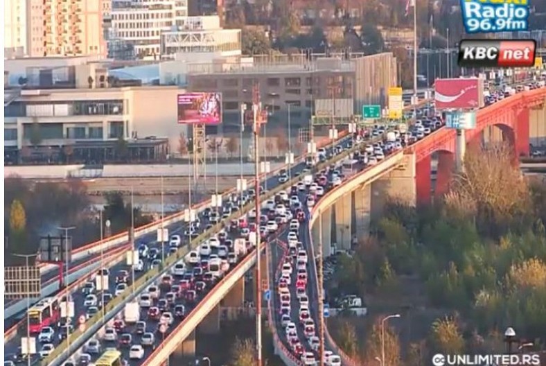 POTPUNI KOLAPS U BEOGRADU NA ARANĐELOVDAN! Gazela blokirana, na Slaviji vozila mile! Evo koje su saobraćajne tačke NAJKRITIČNIJE