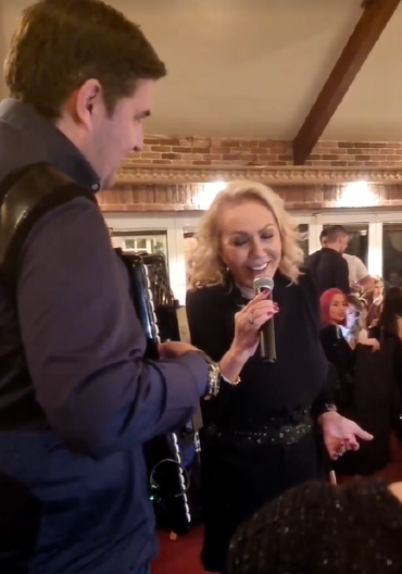 DIREKTOR GRANDA IZNENADIO SVE POJAVOM Došao na slavu kod Lepe Brene, a u ruci nosi ovo (VIDEO)