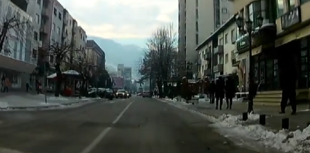 PAO DEO FASADE SA ZGRADE, ZA DLAKU IZBEGNUTA TRAGEDIJA U STROGOM CENTRU GRADA! "Tuda je prolazila majka sa dvoje dece...", građani Bijelog Polja izneli jezive detalje