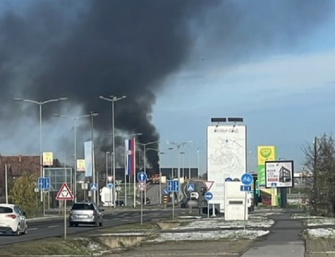 GORI KAMION NA TEMERINSKOM PUTU Crni dim kulja iz vozila (FOTO)