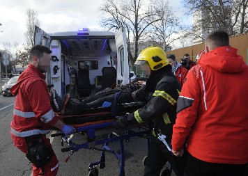 RADNIKU SE TOVAR SA CIGLAMA OBRUŠIO NA GLAVU! Užas na gradilištu u Nišu!
