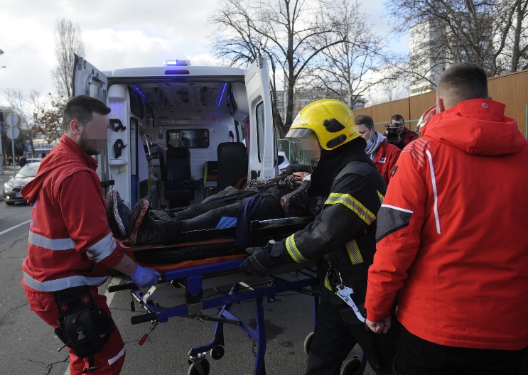 RADNIKU SE TOVAR SA CIGLAMA OBRUŠIO NA GLAVU! Užas na gradilištu u Nišu!