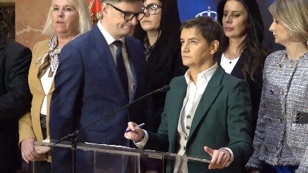 POČUPALI SU MIKROFONE, SLOMILI EKRAN Brnabić o divljaštvu opozicije! Sramno, trubili joj dok je držala vanrednu konferenciju