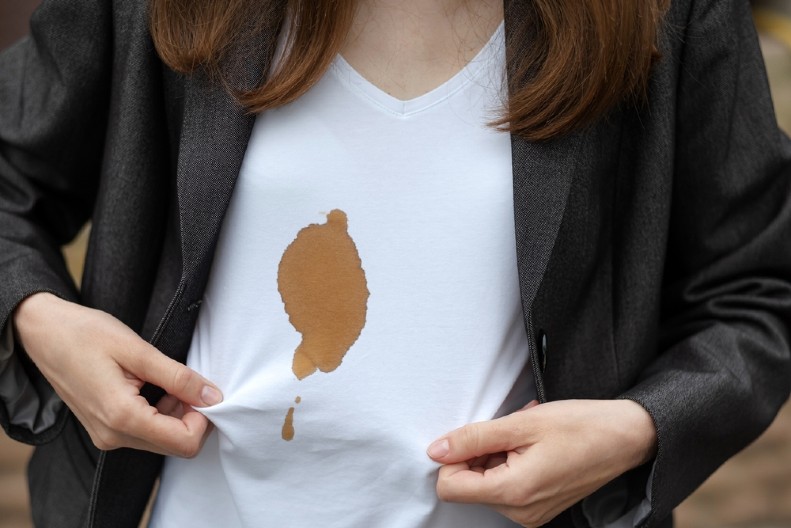 NIKADA SE NE BI SETILI Sve fleke sa odeće skida 1 jeftino sredstvo koje svi imamo u kući