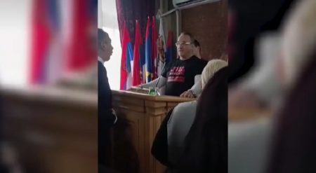 ĐILASOVCI OKUPIRALI GOVORNICU Sramno ponašanje opozicije u Skupštini opštine Bečej (VIDEO)
