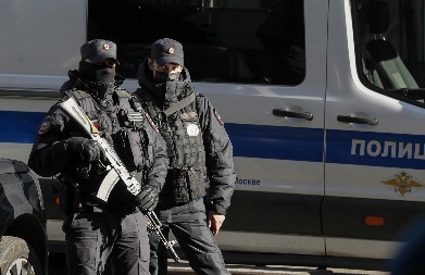 DRAMATIČNE SCENE U NOĆNIM KLUBOVIMA U MOSKVI!  Policija masovno hapsi zbog LGBTQ+ propagande!