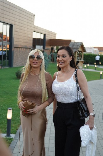 CECA SE EMOTIVNOM PORUKOM OBRATILA SESTRI LIDIJI! Veliko slavlje u porodici, pevačica objavila sve javno: "Volim te..." (FOTO)