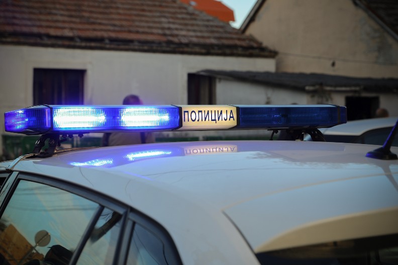 MLADIĆI KOLIMA PREPREČILI PUT MUŠKARCU, IZVUKLI GA IZ KOLA I PRETUKLI