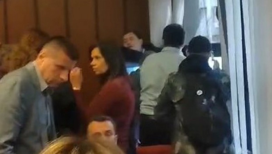 OTVARAJU PROZORE DA NAPRAVE BUKU: Opozicija divlja u skupštini Novog Sada - Na uliciji jedva njih 120 (VIDEO)