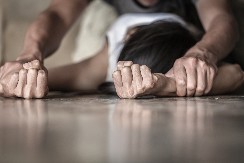 HOROR! SILOVAO PASTORKU OD NJENE 11. GODINE Majka tinejdžerke otkrila seksualno zlostavljanje ćerke