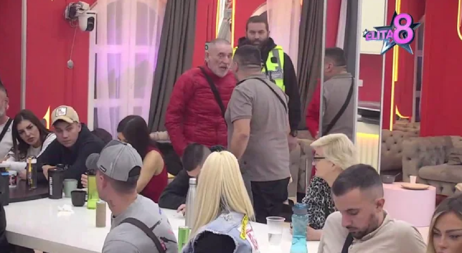 LEPI MIĆA NASRNUO NA CIMERA! Obezbeđenje uletelo u Belu kuću, uvrede samo pljušte!