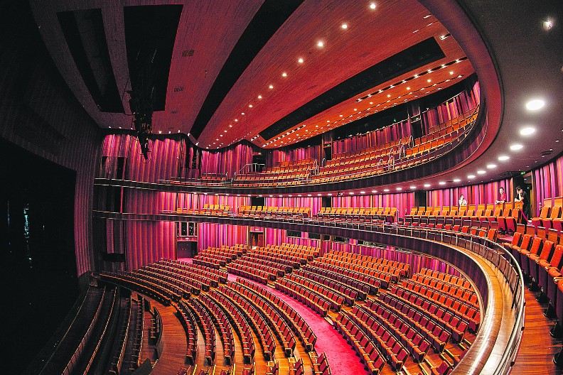 "UOBRAŽENI BOLESNIK" KAO IZRAZ LJUBAVI PREMA POZORIŠTU Reditelj Nikola Zavišić očuvao pozorišno delo