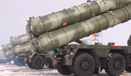 RUSI POKRENULI S-400 I TOR-M1 Crvena uzbuna u vazduhoplovnoj bazi Hmejmim nakon puča u Siriji (VIDEO)