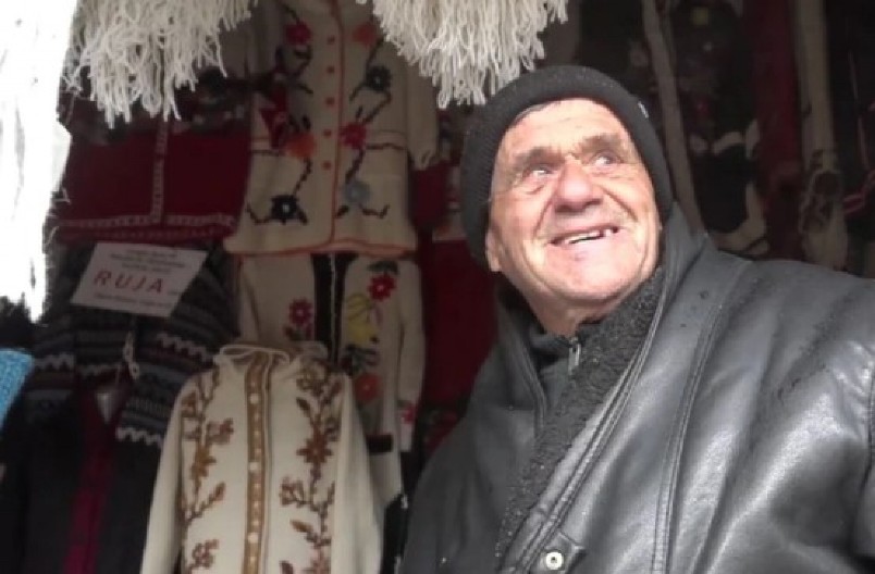 MILE PRODAJE DŽEMPERIĆE ZA MUŠKE PORODIČNE DRAGULJE! Zlatiborac ih lično plete za prave gorštake koji ne žele da nazebu! (VIDEO)