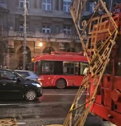 PALA NOVOGODIŠNJA RASVETA! Karambol u Kneza Miloša! (VIDEO)