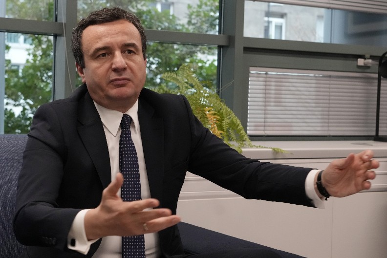 KURTI NA STAKLENIM NOGAMA Priština gubi podršku Zapada, Albanci očekuju velike promene u februaru