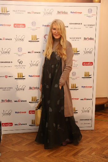 (VIDEO) VERICA RAKOČEVIĆ ZAMALO ZASPALA NA REVIJI Prvo se opustila uz času vina, a onda umalo zadremala