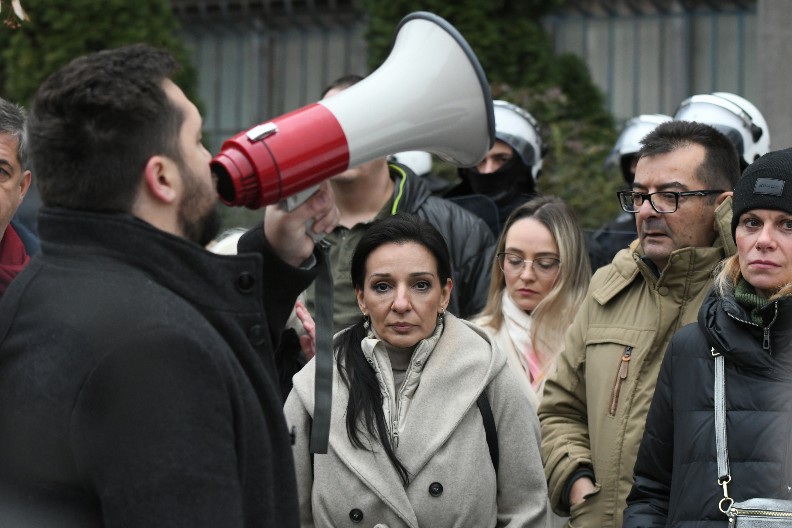 OTVORENO PISMO GOSPOĐE JELICE IZ BEOGRADA: Kao neko ko je prošao mnogo ratova... Suze su mi potekle, prekinite blokade, prekinite ove užase po ulicama Srbije