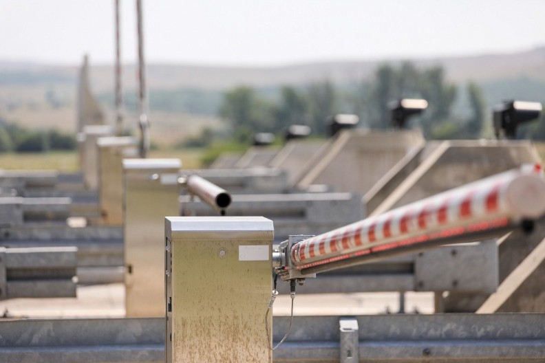 KREĆU OZBILJNE GUŽVE PRED PRAZNIKE, PUTNIČKA VOZILA MILE! Čekaju po sat vremena da pređu granicu, neke deonice ZAVEJANE!