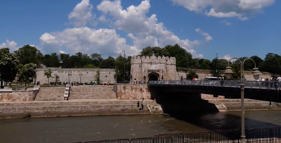 STRAVIČNA TRAGEDIJA U NIŠU Pronađeno telo pored tvrđave - sumnja se da se neko spalio