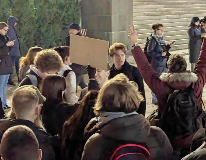 JEDAN VRLO MIRAN I KULTURAN PROTEST Snimak sve dokazuje, evo šta su radili "studenti" ispred Skupštine (VIDEO)