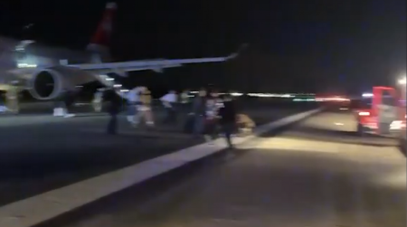 POJAVIO SE SNIMAK, IMA POVREĐENIH Avion iz Ciriha hitno sleteo, scena je bila jeziva (VIDEO)