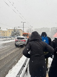 NIKAD VEĆI KOLAPS U BEOGRADU! Ljudi pešaka krenuli da prelaze MOSTOVE - neki se opremili ko da su krenuli na SKIJANJE! (FOTO)