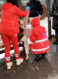 DRAMATIČNA SCENA U ŠUMICAMA Žena se onesvestila na autobuskoj stanici (VIDEO)