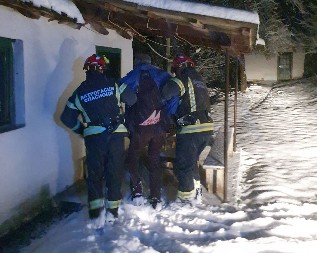 HEROJI IZ BAJINE BAŠTE POMOGLI MEŠTANINU DA DOĐE DO ZAVEJANE KUĆE! Spasili ga dok se vraćao iz Doma zdravlja! (FOTO)