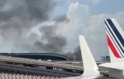 VELIKI POŽAR U PARIZU Evakuisani stanari više zgrada, preko 80 vatrogasaca na krovu