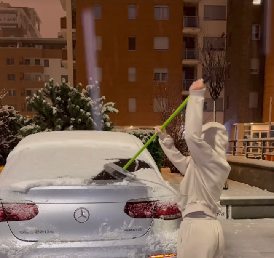 STANIJA DOBROJEVIĆ ZAVEJANA! Osvanuo snimak, starleta metlom čisti skupoceni automobil