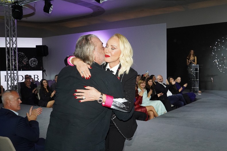 LEPA BRENA SELA BOBI U KRILO! Osvanula nikad viđena fotka, on je grli i ne pušta je, a pevačica poručuje: "Ljubi me" (FOTO)