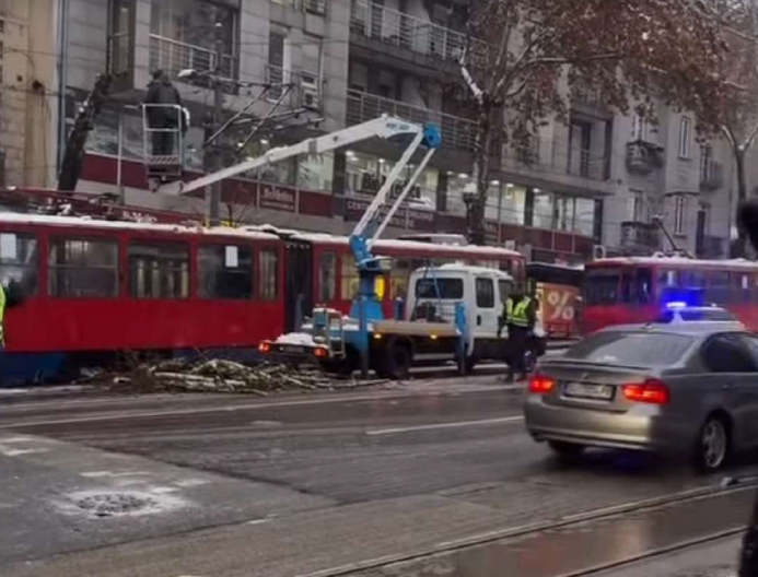 DRVO PALO NA TRAMVAJ Saobraćajna nesreća na Slaviji