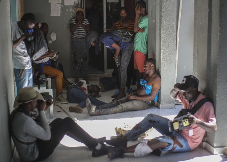 UBIJENI NOVINARI I POLICAJAC Pucnjava tokom otvaranja bolnice na Haitiju, jezive scene na licu mesta