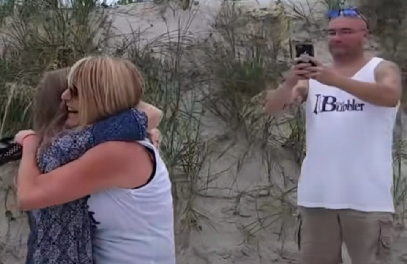 DIRLJIV SUSRET POSLE 52 GODINE Majka konačno zagrlila ćerku koju je dala na usvajanje – priča koja kida dušu! (VIDEO)