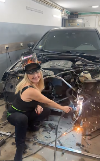 "MOJ HOBI JE DA SASTAVLJAM I RASTAVLJAM" Naša pevačica se oprobala kao automehaničarka, mreže gore (FOTO)