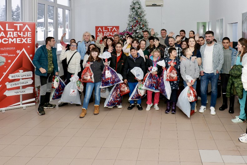 ALTA banka donirala paketiće za dečje osmehe: Mališani iz Sremčice i Dečjeg sela uživali u iznenađenju i druženju