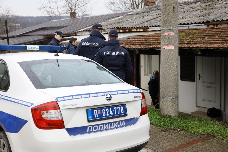 UŽAS NA NOVOM BEOGRADU Dečak krvnički pretukao svoju baku, pa napao i policiju!