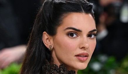 OVAKVU HALJINU SU NOSILE NJENE MAME Prefinjen dizajn koji pristaje svim ženama, a detalj na leđima je brutalan