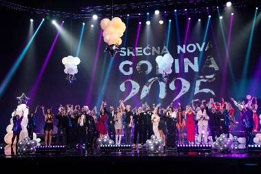 KAFANSKO VEČE, LEGENDARNE ZVEZDE, NAJTRAŽENIJI MLADI PEVAČI I NARAVNO CECA! Uđite u 2025. godinu uz tradicionalno Pinkovo novogodišnje narodno veselje 31.12. u 20:00!