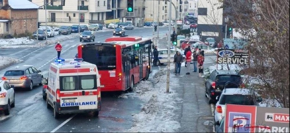 ŠESTORO LJUDI ZAVRŠILO U HITNOJ ZBOG PADOVA Poledica paralisala Beograd, ulice zaleđene, nastao kolaps