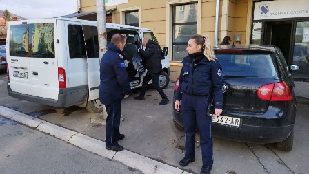 OPŠTI TEROR KURTIJA NAD SRBIMA Albanska policija upala u "Urbanizam", odnose sve što mogu da zgrabe (VIDEO)