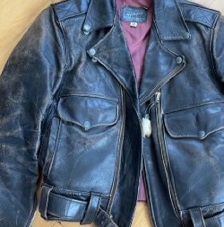 MAJA KUPILA POLOVNU JAKNU STARU 50 GODINA, PA NAPIPALA PAPIR U DŽEPU Kada je pročitala šta piše, slomila se na komade! (VIDEO)